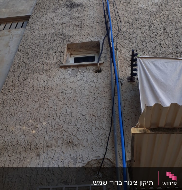 צינור כחול מחובר לקיר בניין